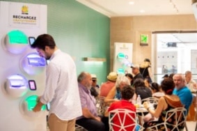 Sous la pyramide du Louvre, un client de Goguette utilise une "Bubble" installée par DooH it