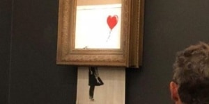 En octobre 2018, l’artiste Banksy a voulu mettre en lumière cette dualité entre création et destruction en installant une déchiqueteuse dans un de ses tableaux pour qu’il s’autodétruise lors de sa mise aux enchères. L’oeuvre présentée chez Sotheby's a été vendue pour plus d’un million d’euros.