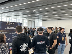 Les visiteurs s'arrêtent sur les stands du salon à l'occasion du Breizh CTF