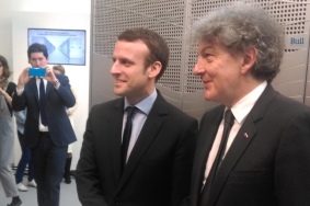 Thierry Breton PDG dAtos et Emmanuel Macron ministre de lEconomie devant Bull Sequana Alliancy