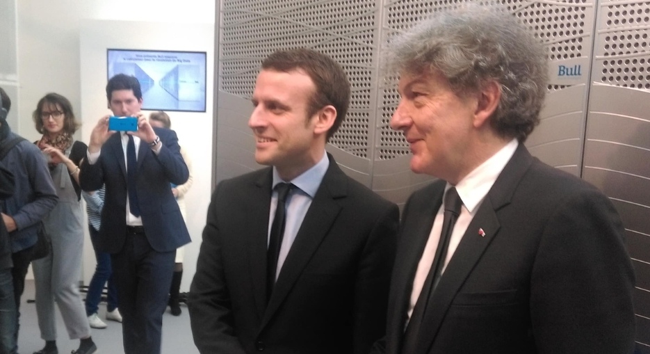 Thierry Breton PDG dAtos et Emmanuel Macron ministre de lEconomie devant Bull Sequana Alliancy