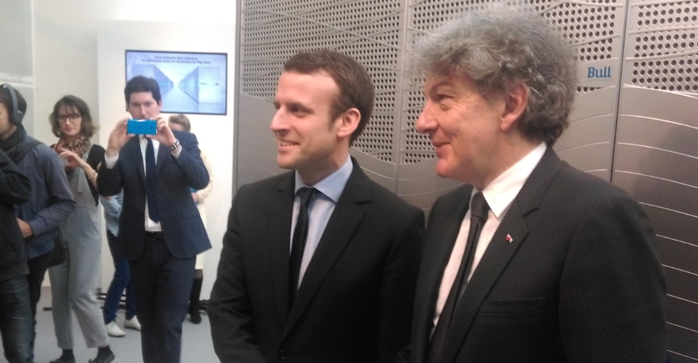 Thierry Breton PDG dAtos et Emmanuel Macron ministre de lEconomie devant Bull Sequana Alliancy