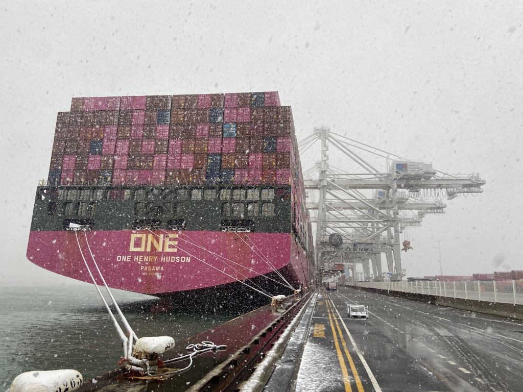 Un navire stationne au port du Havre, jeudi 21 novembre (Crédit : Aude Bres)