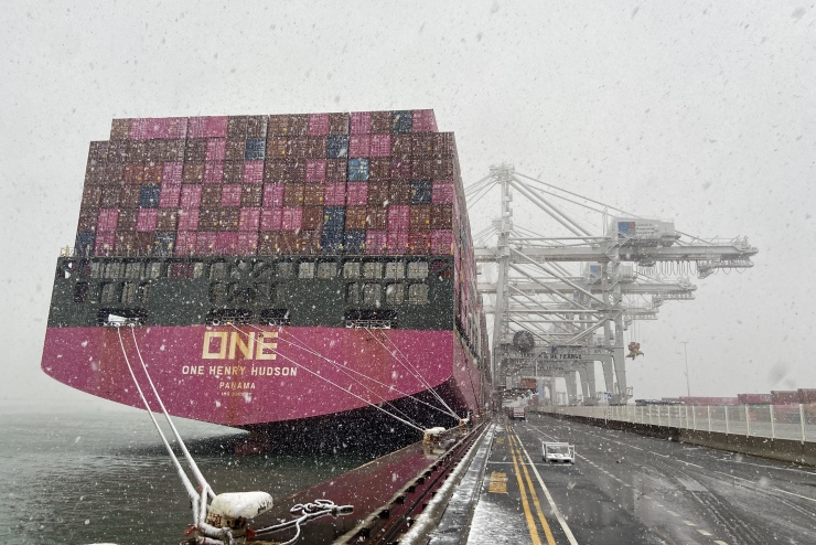 Un navire stationne au port du Havre, jeudi 21 novembre (Crédit : Aude Bres)